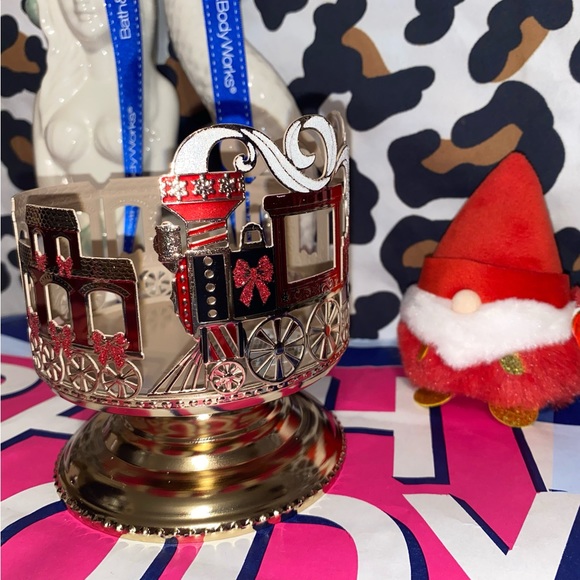 BATH AND BODY WORKS HOLIDAY TRAIN SLEEVE 3-WICK CANDLE HOLDER - Picture 2 of 9